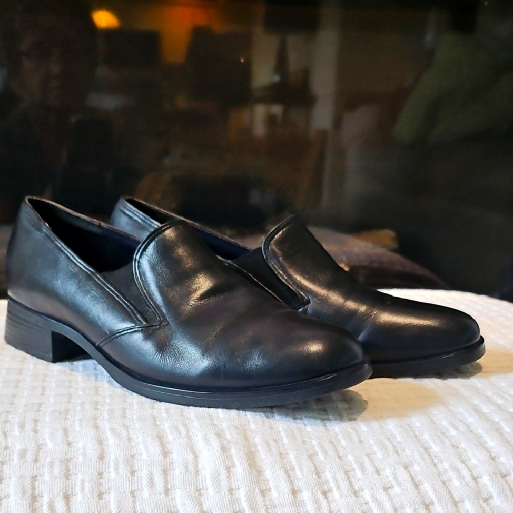 Munro Black Slip On Size 6M Great Condition